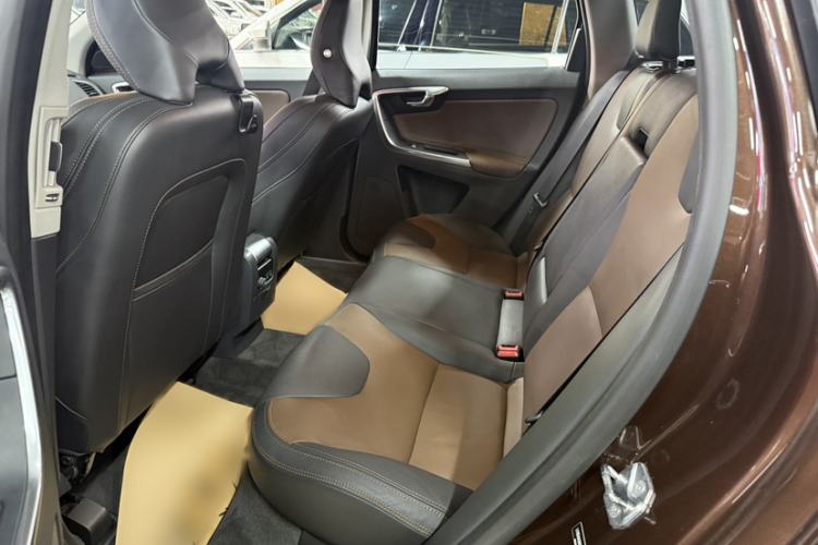 Used Volvo XC60 2017 T5 AWD Smart Upgrade Edition Interior 4