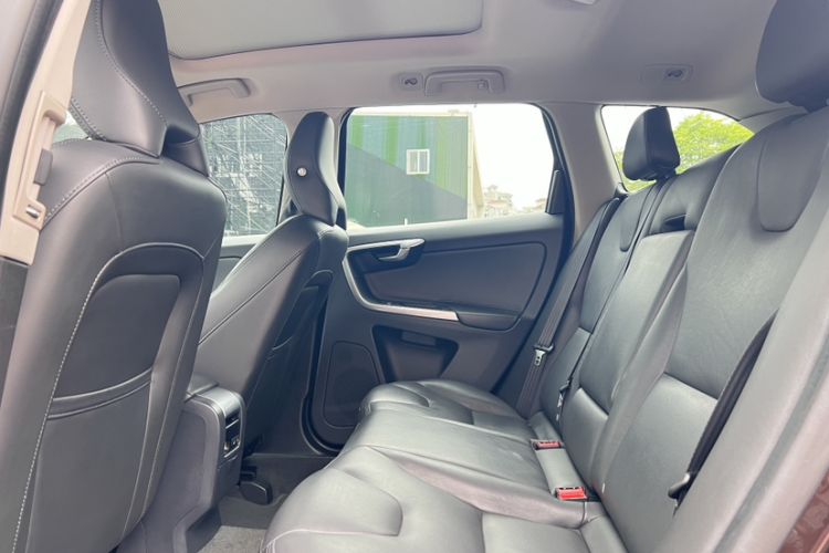 Used Volvo XC60 2017 T5 AWD Smart Upgrade Edition Interior 5