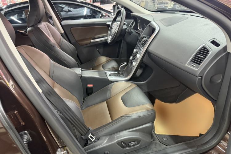 Used Volvo XC60 2017 T5 AWD Smart Upgrade Edition Interior 5