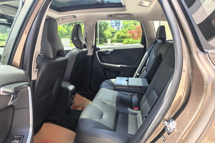 Used Volvo XC60 2017 T5 AWD Smart Upgrade Edition Interior 6