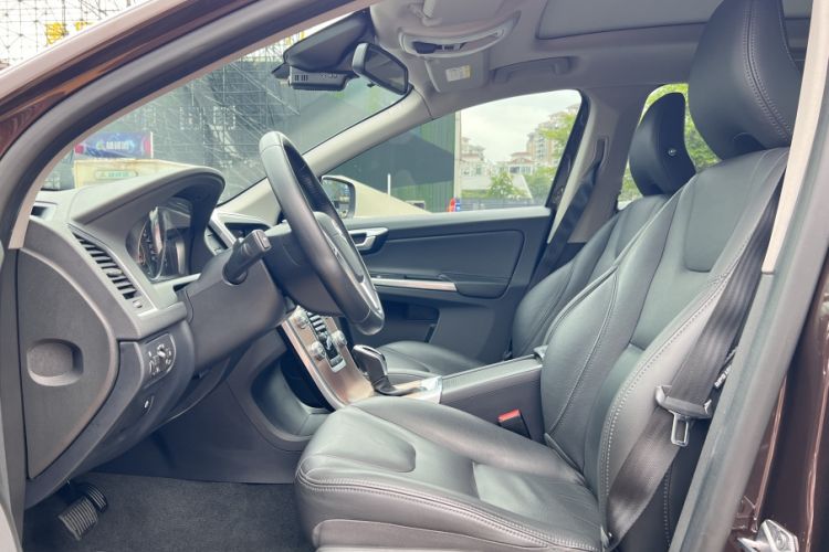 Used Volvo XC60 2017 T5 AWD Smart Upgrade Edition Interior 8