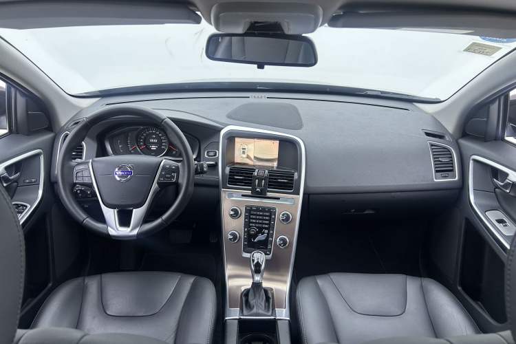 Used Volvo XC60 2017 T5 AWD Smart Upgrade Edition Interior 8