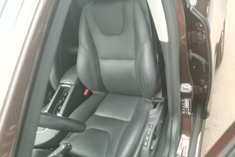 Used Volvo XC60 2017 T5 AWD Smart Upgrade Edition Left Front Seat