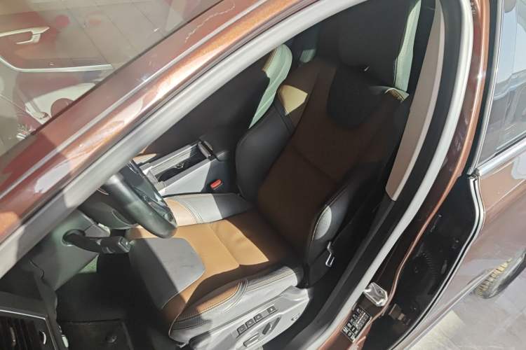 Used Volvo XC60 2017 T5 AWD Smart Upgrade Edition Left Front Seat
