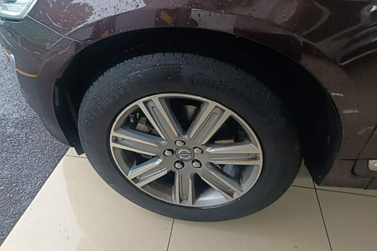Used Volvo XC60 2017 T5 AWD Smart Range Edition Left Front Wheel Hub