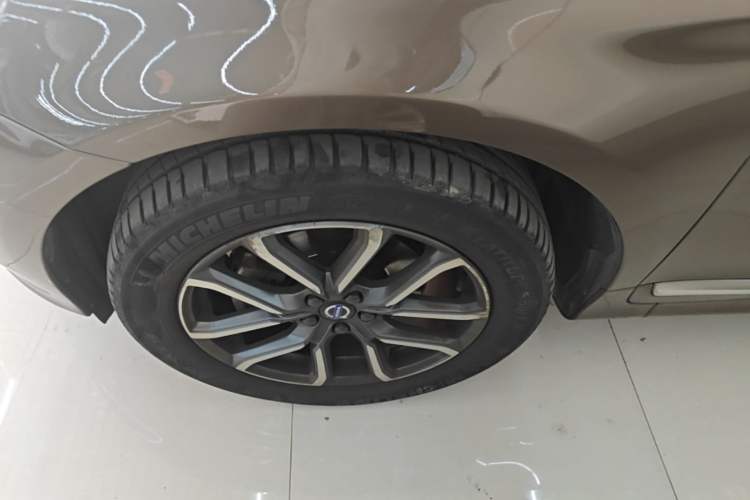 Used Volvo XC60 2017 T5 AWD Smart Upgrade Edition Left Front Wheel Hub