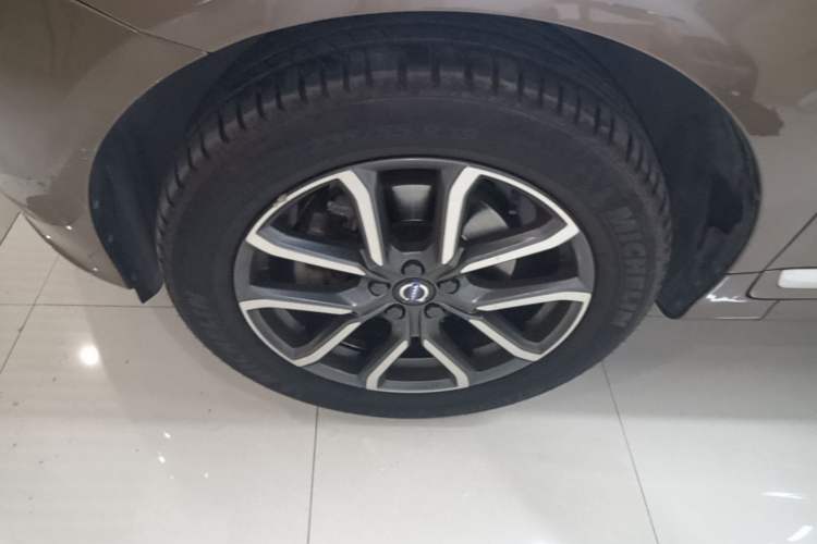 Used Volvo XC60 2017 T5 AWD Smart Upgrade Edition Left Front Wheel Hub