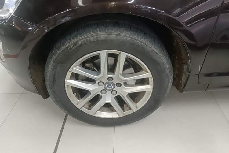Used Volvo XC60 2017 T5 AWD Smart Upgrade Model Left Front Wheel Hub