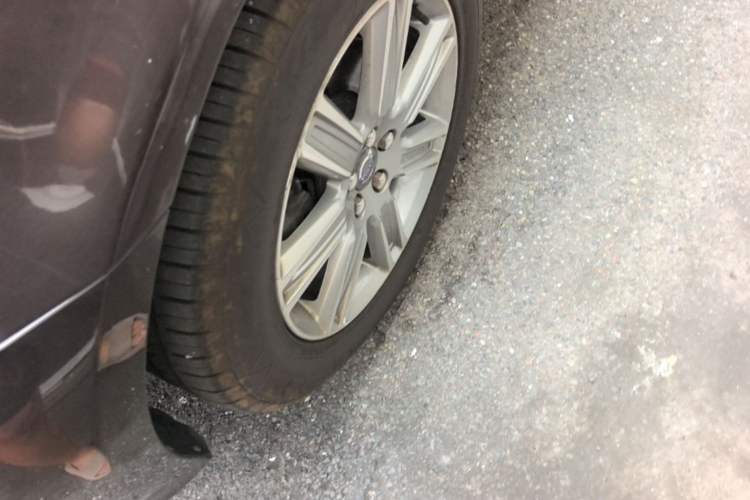 Used Volvo XC60 2017 T5 AWD Smart Upgrade Edition Left Front Wheel Hub