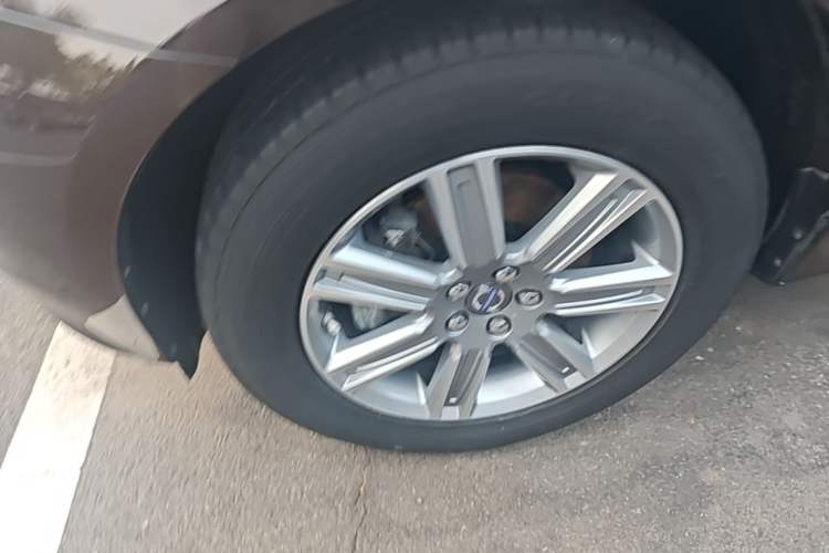 Used Volvo XC60 2017 T5 AWD Smart Upgrade Edition Left Front Wheel Hub