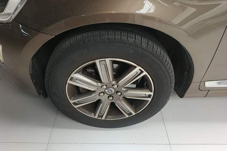 Used Volvo XC60 2017 T5 AWD Smart Upgrade Edition Left Front Wheel Hub