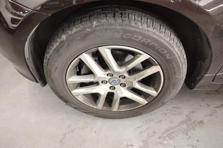 Used Volvo XC60 2017 T5 Smart Upgrade Edition Left Front Wheel Hub