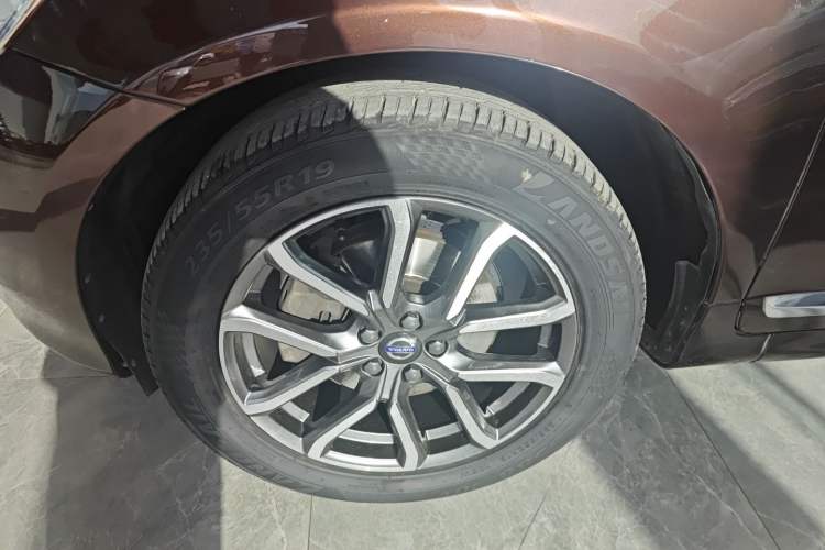 Used Volvo XC60 2017 T5 AWD Smart Upgrade Edition Left Front Wheel Hub