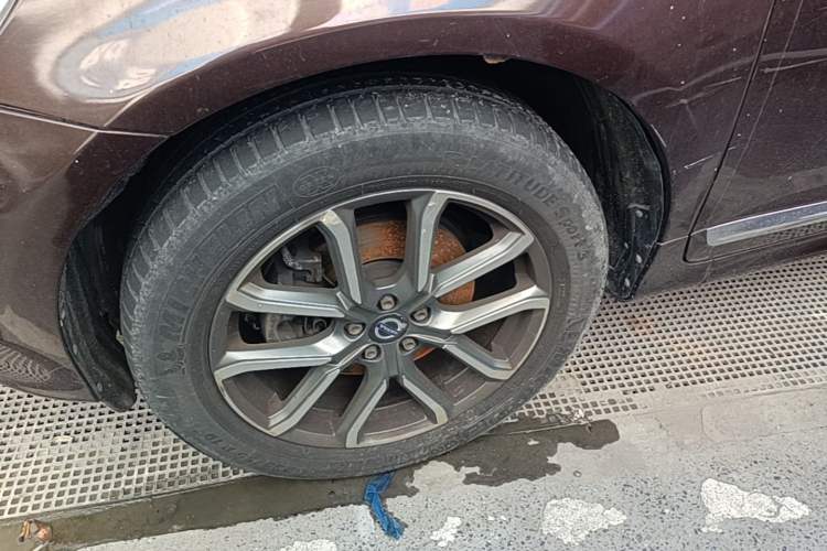 Used Volvo XC60 2017 T5 AWD Smart Upgrade Edition Left Front Wheel Hub
