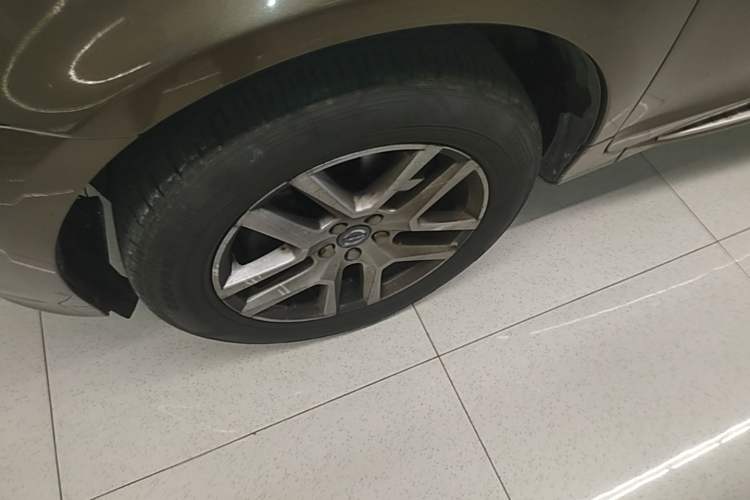 Used Volvo XC60 2017 T5 Smart Upgrade Edition Left Front Wheel Hub