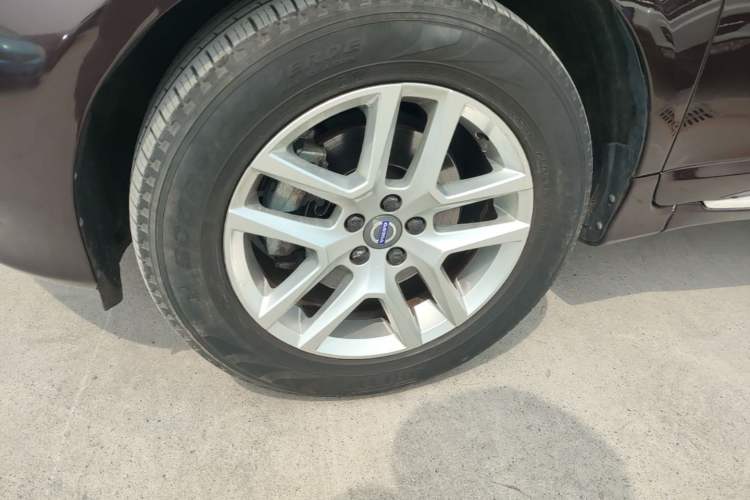 Used Volvo XC60 2017 T5 Smart Upgrade Edition Left Front Wheel Hub