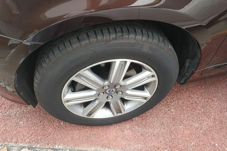 Used Volvo XC60 2017 T5 AWD Smart Upgrade Edition Left Front Wheel Hub
