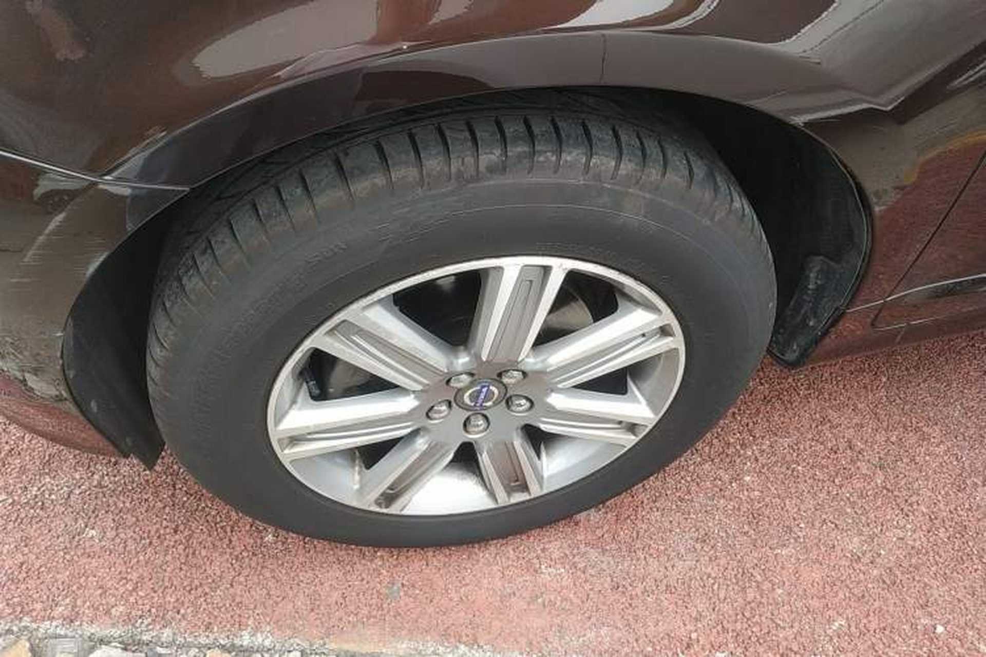 Used Volvo XC60 2017 T5 AWD Smart Upgrade Edition Left Front Wheel Hub