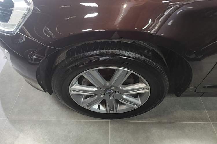 Used Volvo XC60 2017 T5 AWD Smart Upgrade Edition Left Front Wheel Hub