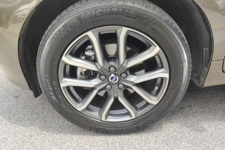 Used Volvo XC60 2017 T5 AWD Smart Upgrade Edition Left Front Wheel Hub