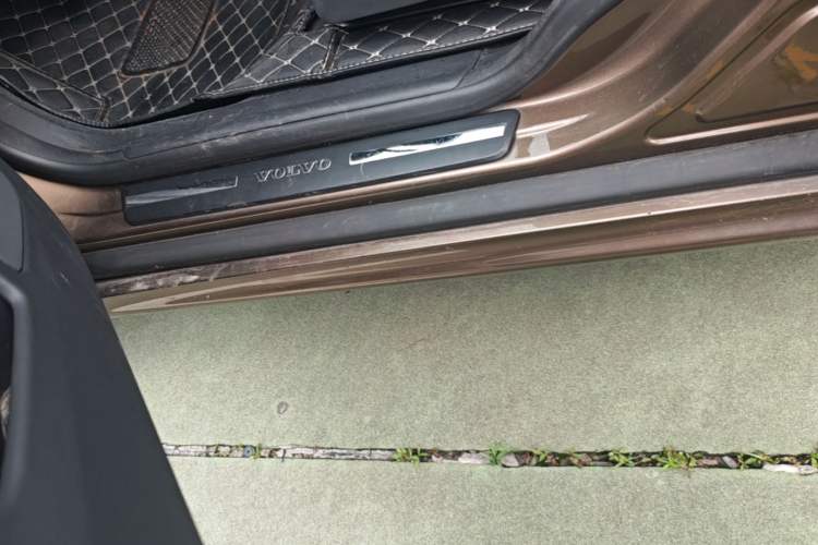 Used Volvo XC60 2017 T5 AWD Smart Range Edition Left Side Sill