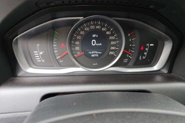 Used Volvo XC60 2017 T5 Smart Upgrade Edition Odometer Close Up