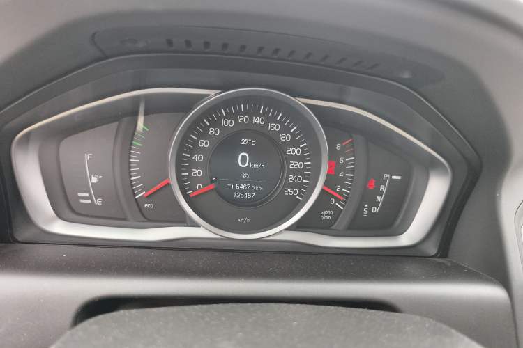 Used Volvo XC60 2017 T5 Smart Upgrade Edition Odometer Close Up