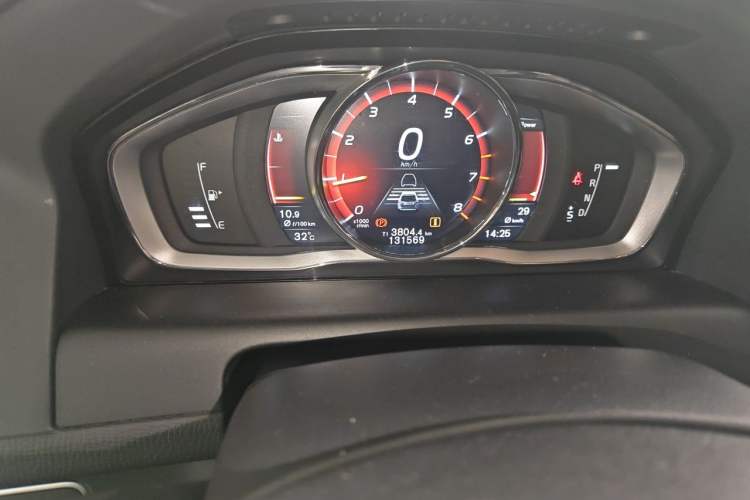 Used Volvo XC60 2017 T5 AWD Smart Range Edition Odometer Close Up