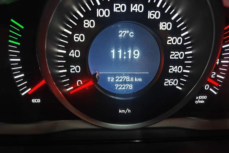 Used Volvo XC60 2017 T5 Smart Upgrade Edition Odometer Close Up