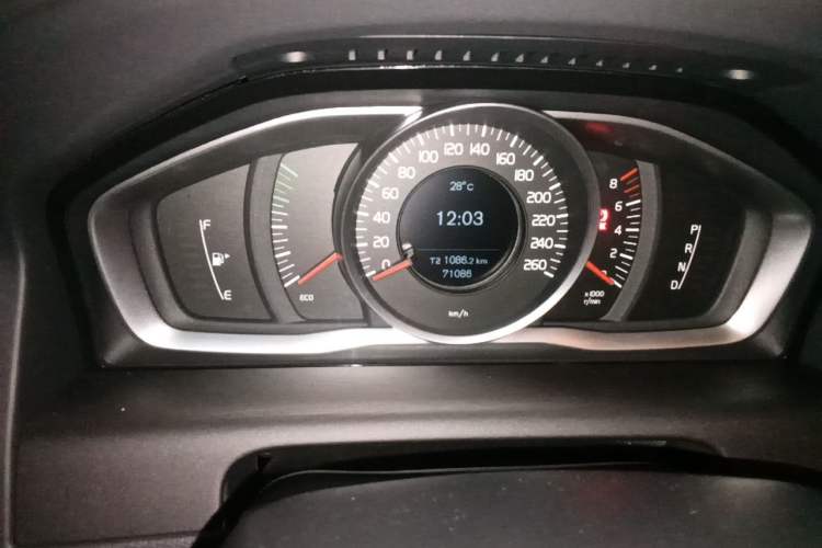 Used Volvo XC60 2017 T5 Smart Upgrade Edition Odometer Close Up