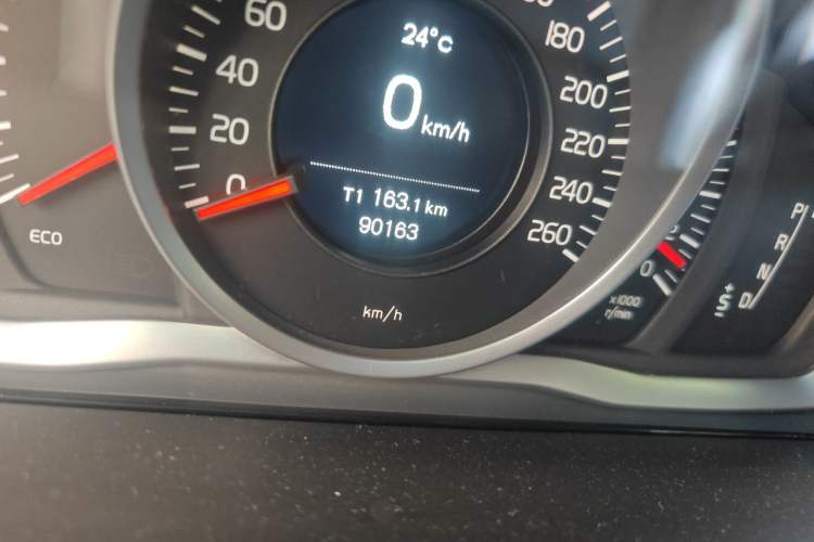Used Volvo XC60 2017 T5 Smart Upgrade Edition Odometer Close Up