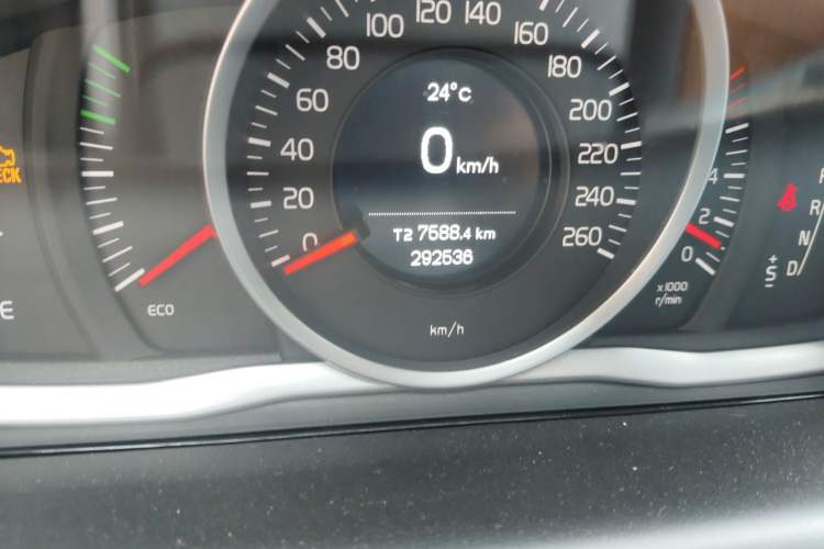 Used Volvo XC60  Odometer Close Up