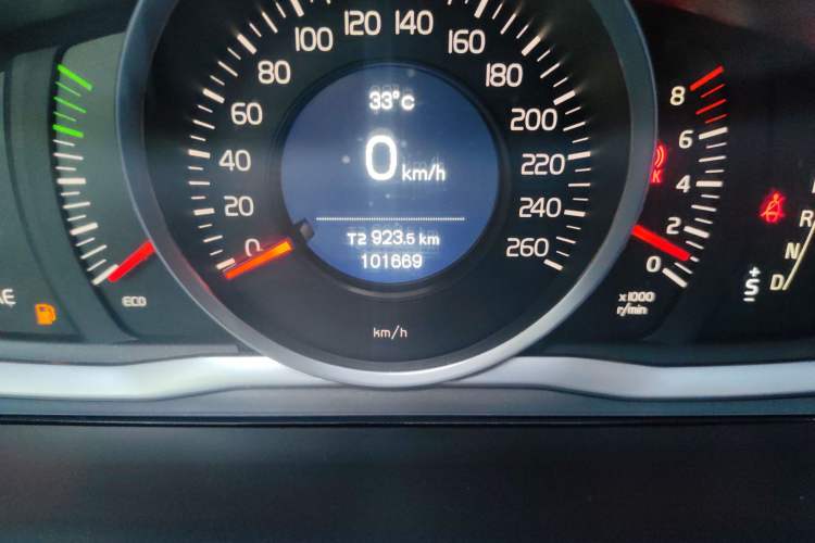 Used Volvo XC60 2017 T5 Smart Upgrade Edition Odometer Close Up