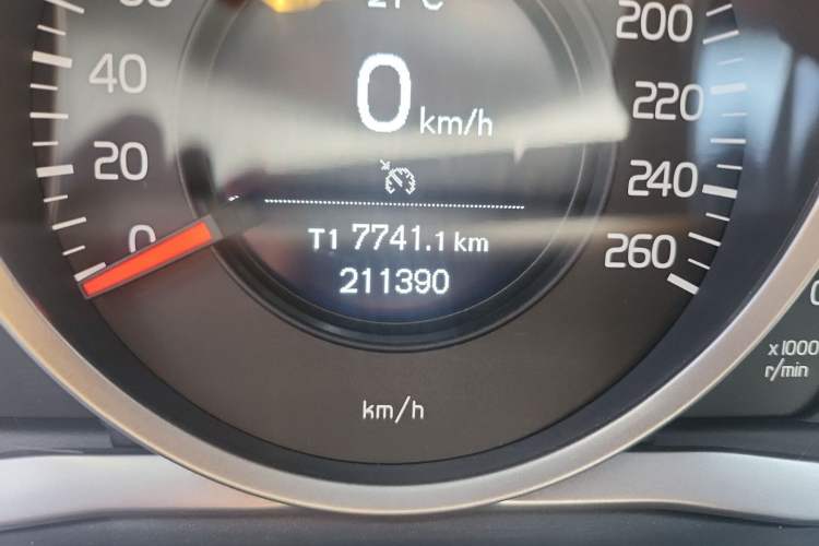 Used Volvo XC60 2017 T5 Smart Upgrade Edition Odometer Close Up