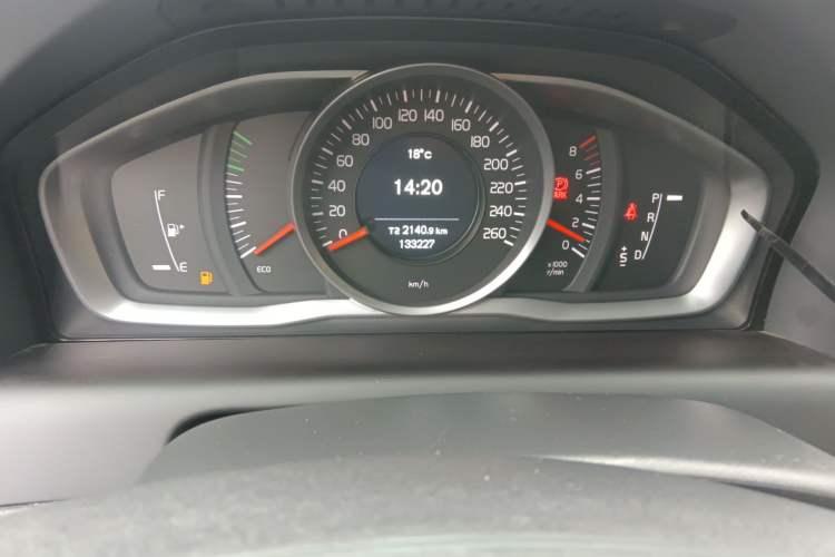 Used Volvo XC60 2017 T5 Smart Upgrade Edition Odometer Close Up