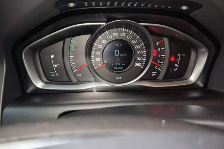 Used Volvo XC60 2017 T5 Smart Upgrade Edition Odometer Close Up