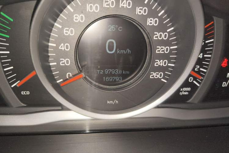 Used Volvo XC60 2017 T5 Smart Upgrade Edition Odometer Close Up