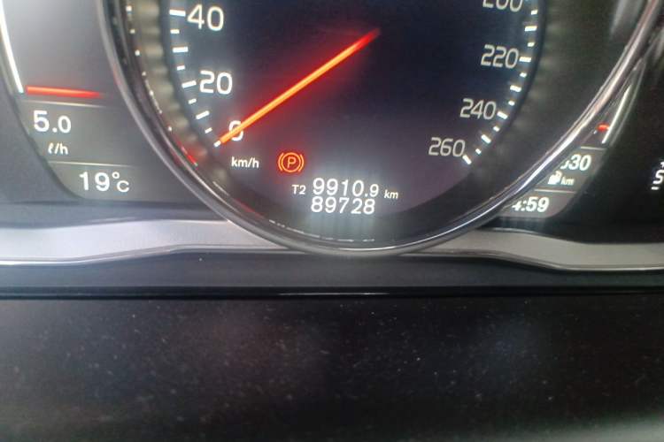Used Volvo XC60 2017 T5 AWD Smart Upgrade Edition Odometer Close Up