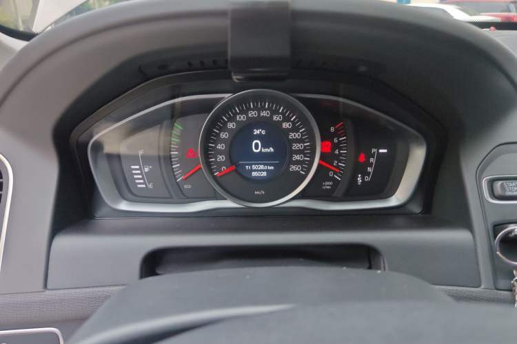 Used Volvo XC60 2017 T5 Smart Upgrade Edition Odometer Close Up