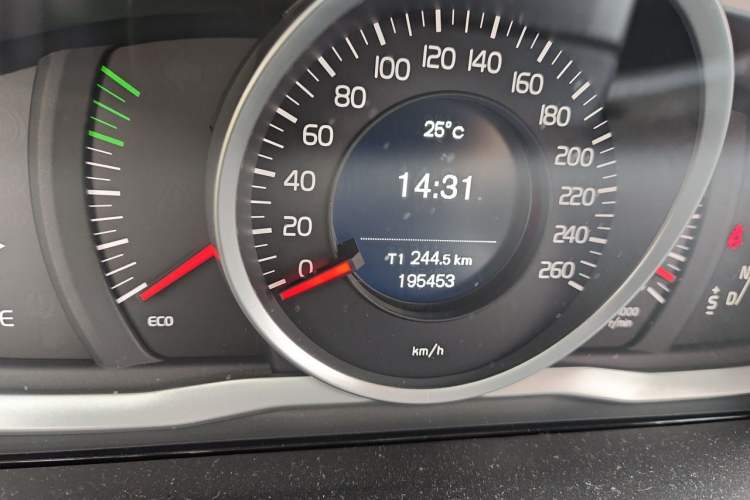 Used Volvo XC60 2017 T5 Smart Upgrade Edition Odometer Close Up