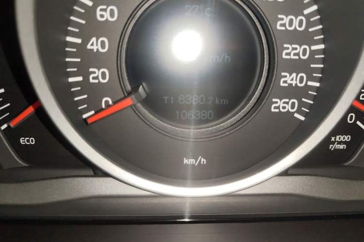 Used Volvo XC60 2017 T5 Smart Upgrade Edition Odometer Close Up