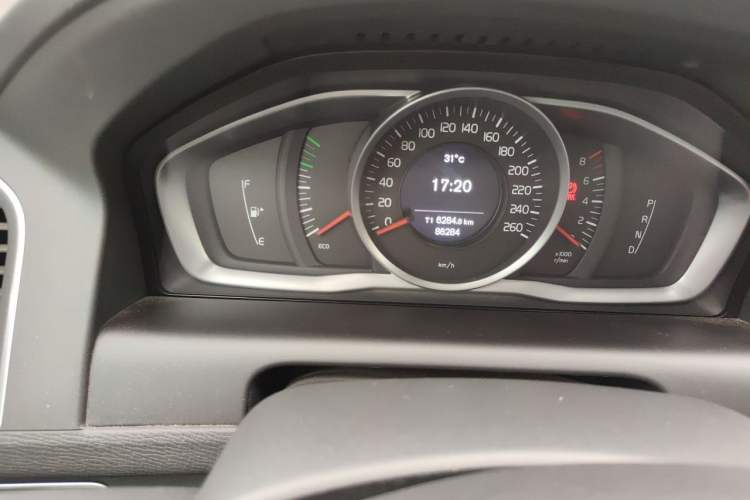 Used Volvo XC60 2017 T5 Smart Upgrade Edition Odometer Close Up
