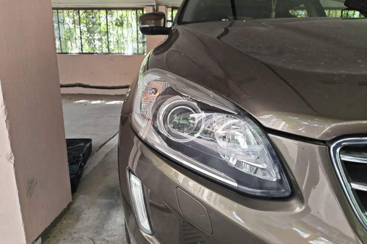 Used Volvo XC60 2017 T5 AWD Smart Range Edition Right Front Headlight