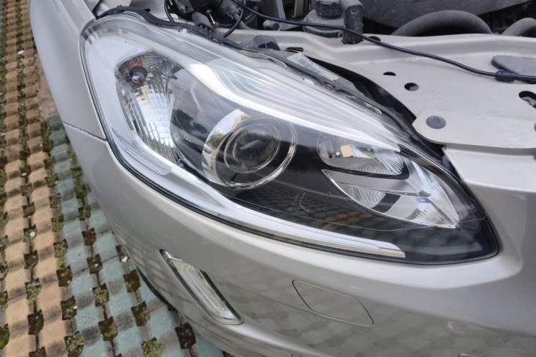 Used Volvo XC60 2017 T5 AWD Smart Upgrade Edition Right Front Headlight