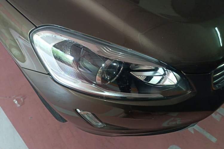 Used Volvo XC60 2017 T5 AWD Smart Upgrade Model Right Front Headlight