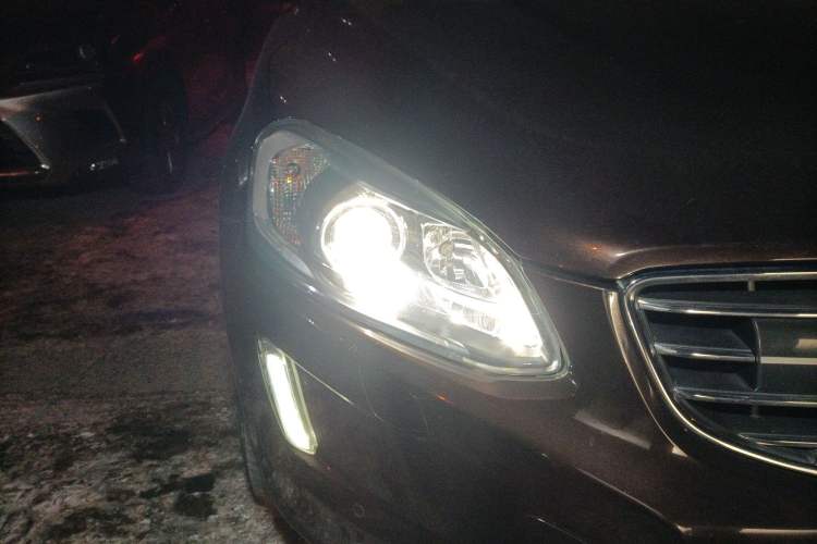 Used Volvo XC60 2017 T5 AWD Smart Upgrade Edition Right Front Headlight