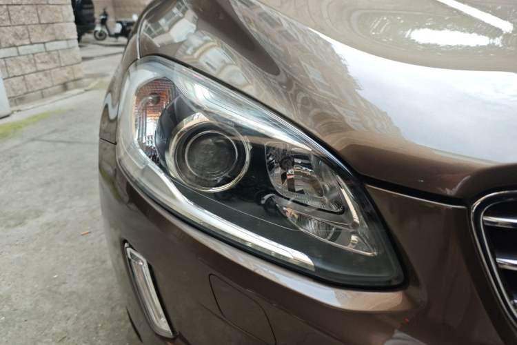 Used Volvo XC60 2017 T5 AWD Smart Range Edition Right Front Headlight