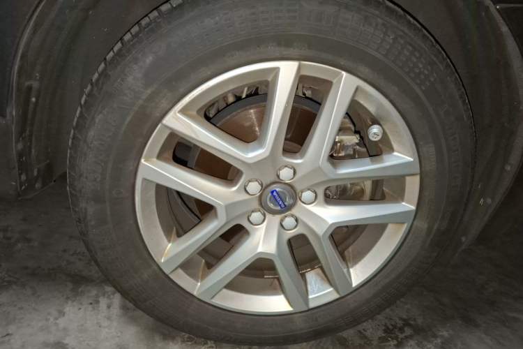 Used Volvo XC60 2017 T5 Smart Upgrade Edition Right Front Wheel Hub