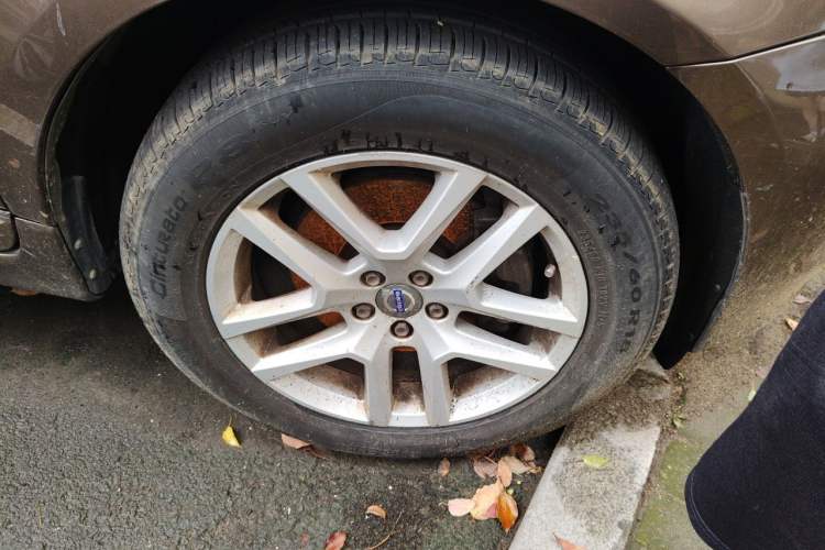 Used Volvo XC60 2017 T5 Smart Upgrade Edition Right Front Wheel Hub