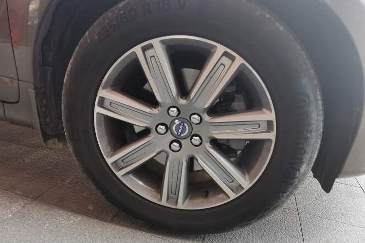 Used Volvo XC60 2017 T5 AWD Smart Upgrade Edition Right Front Wheel Hub